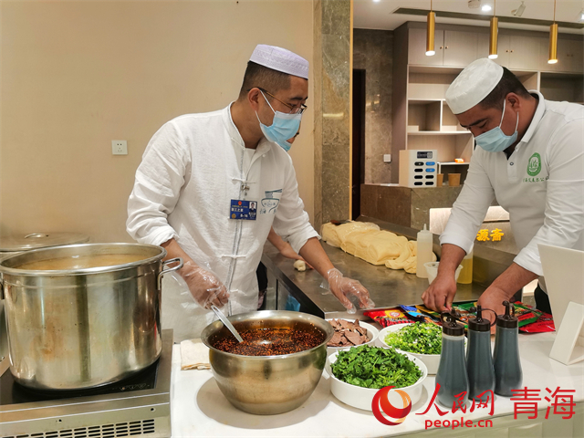 拉面师傅准备食材。人民网 马盛楠摄