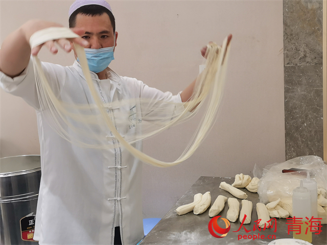 拉面师傅制作拉面。人民网 马盛楠摄