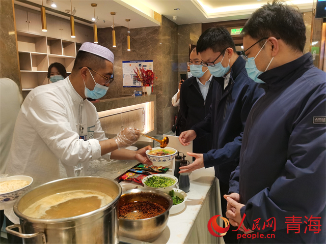 代表和工作人员在拉面窗口排队。人民网 马盛楠摄