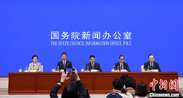 11月1日，中国国务院新闻办公室在北京举行新闻发布会，商务部副部长盛秋平、上海市人民政府副秘书长刘平、商务部市场运行和消费促进司司长李刚、上海市商务委员会主任朱民介绍中国国际消费中心城市有关消费月活动情况，并答记者问。 <a target='_blank' href='/'>中新社</a>记者 杨可佳 摄
